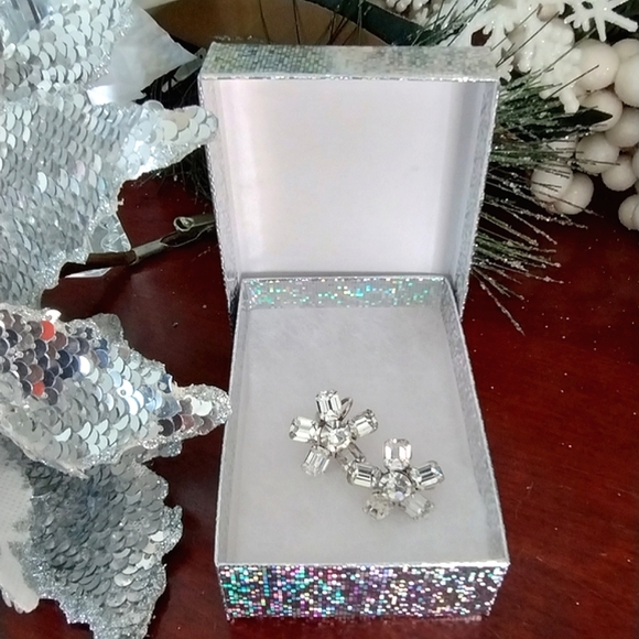 Vintage Albert Weiss Floral Earrings - Picture 2 of 13